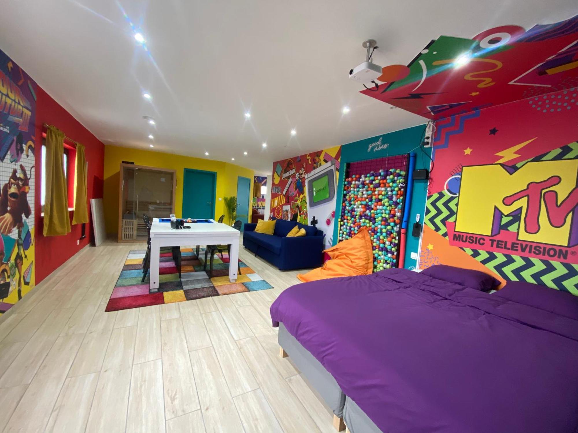 Apartment Capsule 90's - Balneo - Sauna - Flipper - Billard - Netflix - Nintendo Switch & Jeux - Mons