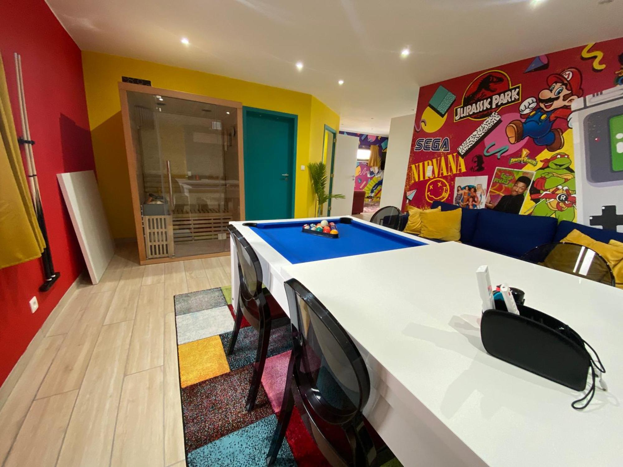 Apartment Capsule 90's - Balneo - Sauna - Flipper - Billard - Netflix - Nintendo Switch & Jeux -