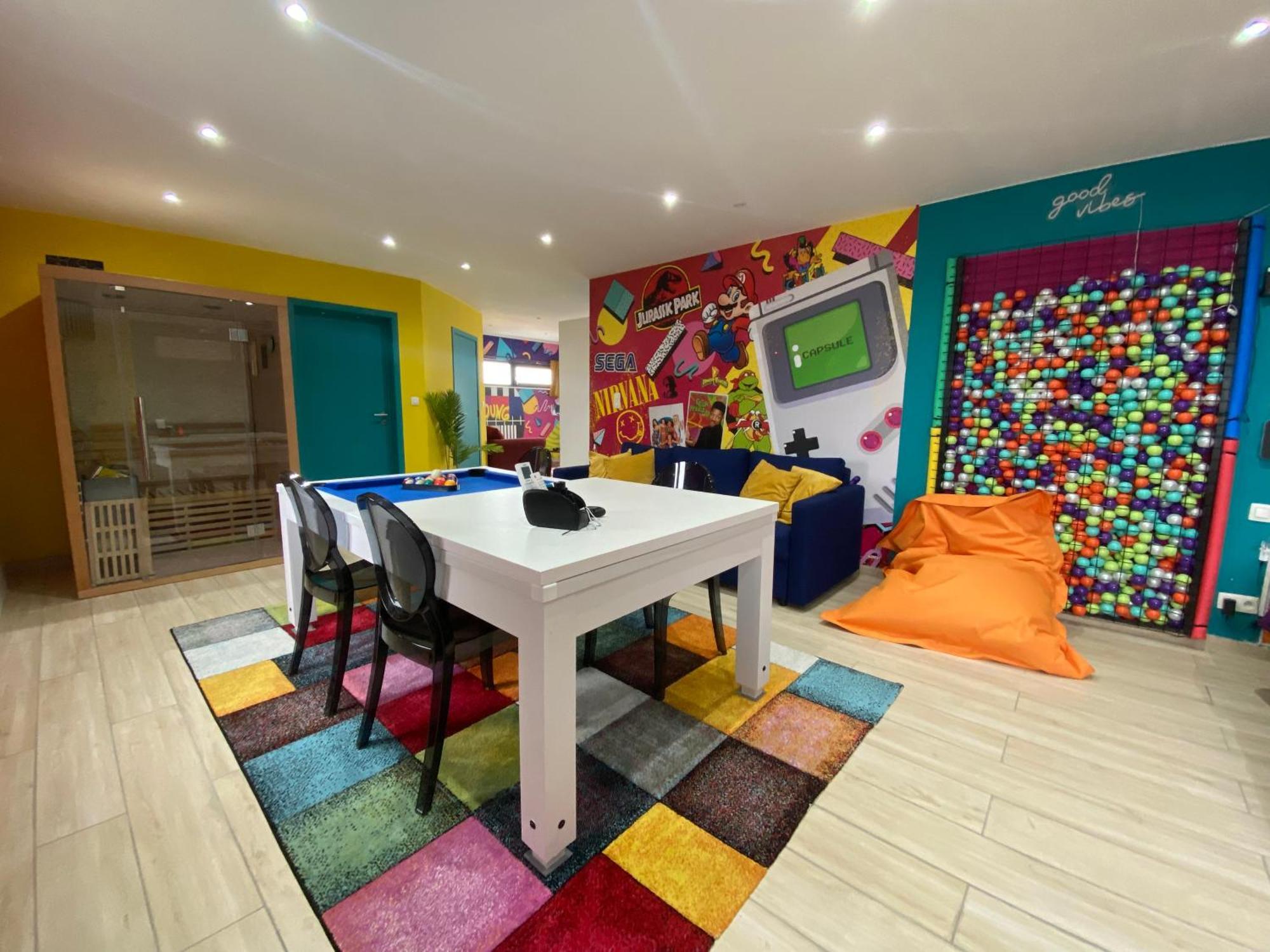 Capsule 90's - Balneo - Sauna - Flipper - Billard - Netflix - Nintendo Switch & Jeux - Apartment Mons